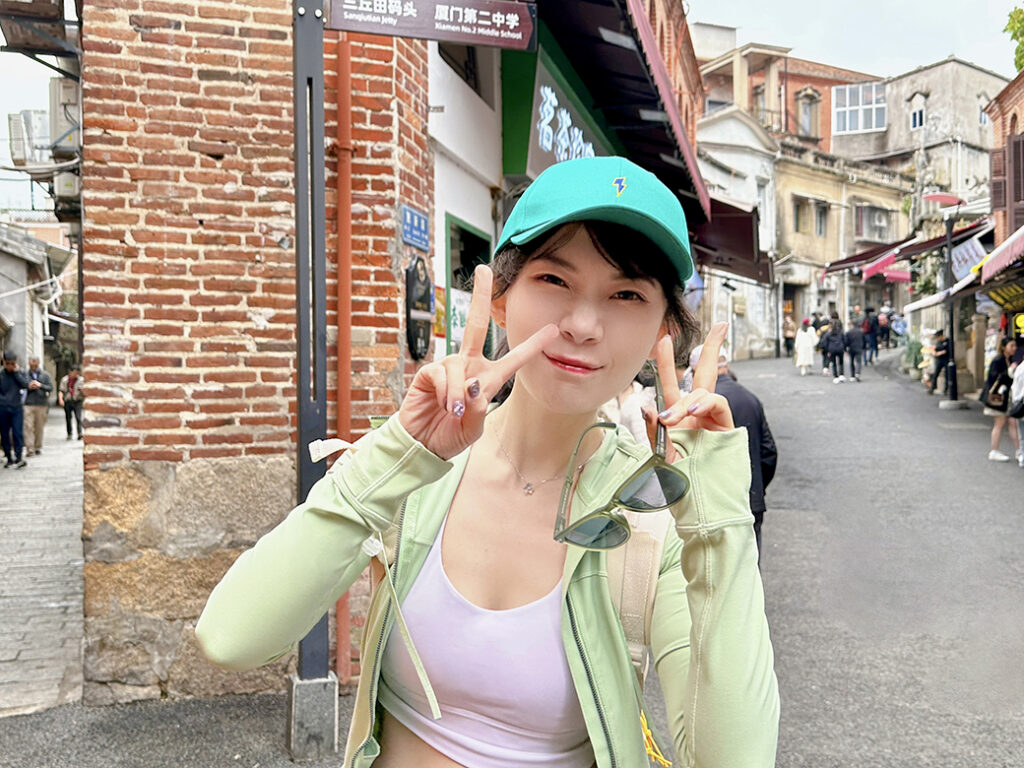 棒球帽不只能讓你看起來更年輕,還能為你的時尚造型增添一份帥氣!3種穿搭建議-棒球帽是時尚潮人的最愛! 2 INRSWORLD穿搭建議