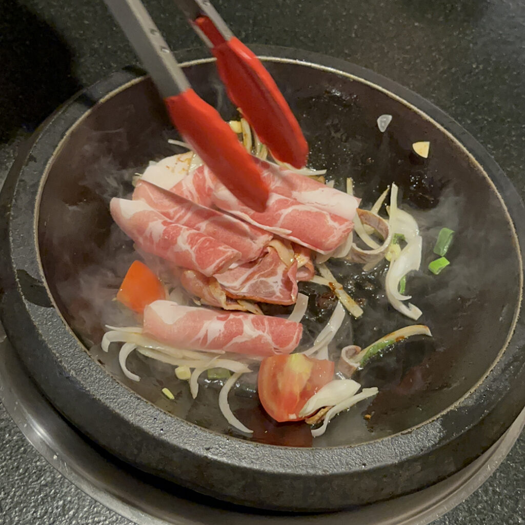肉多多火鍋-松山健康店-爆炒招牌石頭湯